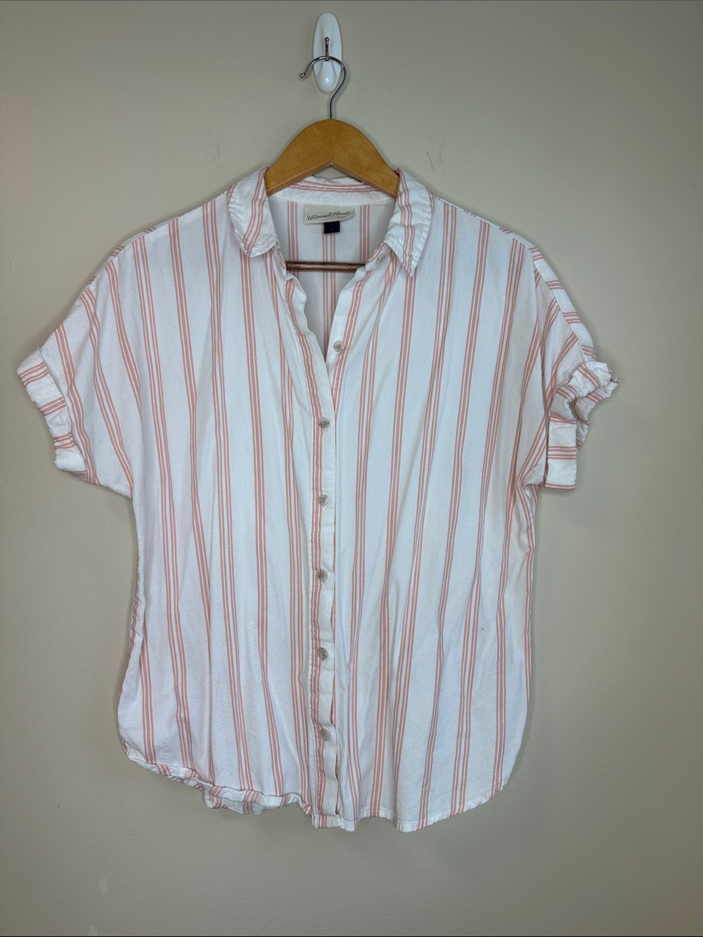 Universal Thread White & Coral-Stripe Short Sleeve Button-Up Shirt Size Small